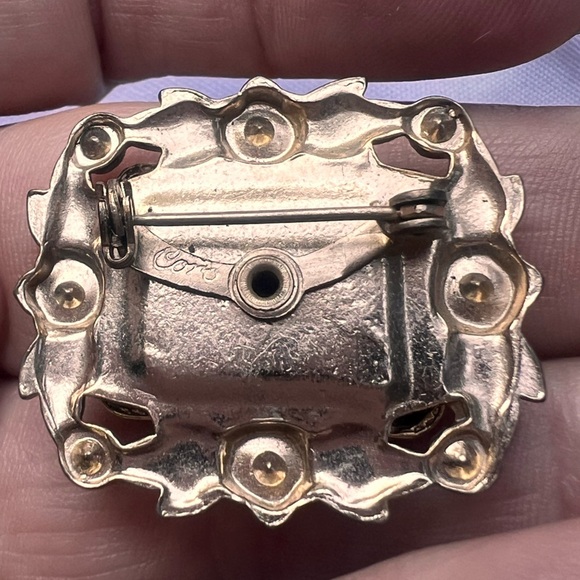 50s Signed CORO Goldtone emerald Green stone Rhinestones Faux Pearls Brooch - Picture 5 of 6